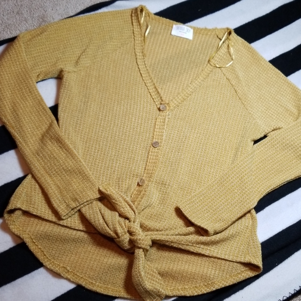 Ribbed yellow button up top